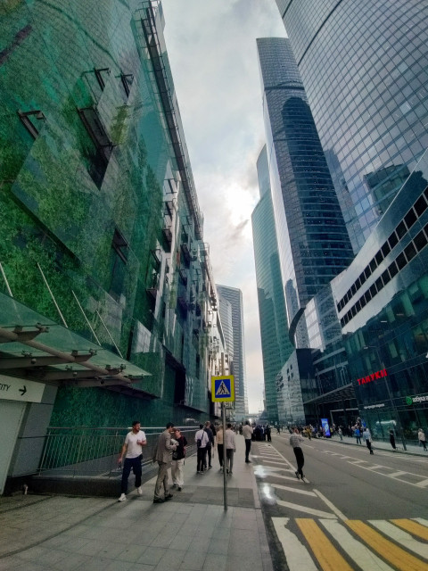 Пешеходная зона между небоскрёбами Москва-Сити