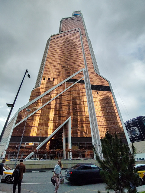 Небоскрёб Меркурий Сити Тауэр с уличного уровня