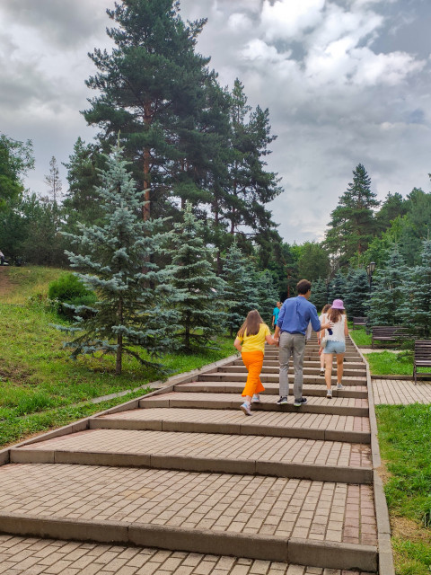 Прогулка по лестнице в Кисловодском парке с детьми