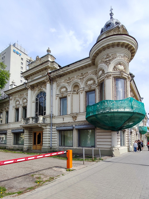 Особняк XIX века на фоне здания КФУ в Казани
