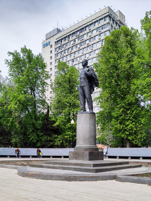 Памятник студенту Володе Ульянову на Кремлёвской улице в Казани