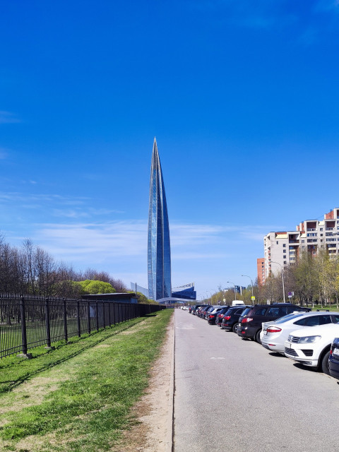 Лахта Центр и парковка автомобилей в Санкт-Петербурге