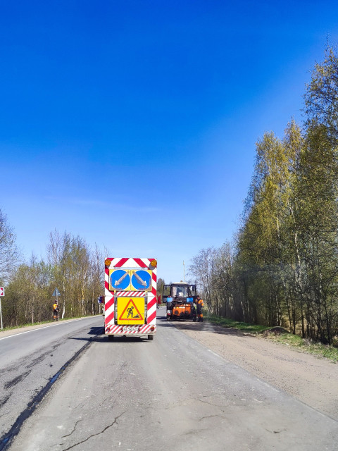 Дорожные работы на загородной трассе с техникой и спецтранспортом