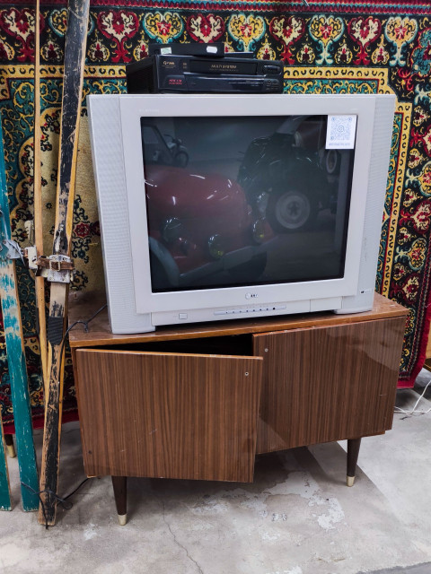 Телевизор LG с видеомагнитофоном Funai в музейной экспозиции