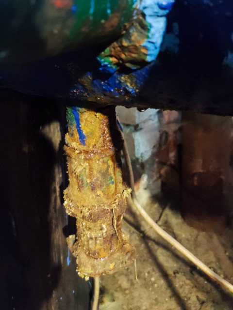 Корродированный сливной элемент трубопровода