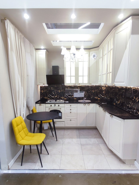 Классическая кухня-выставка с обеденной зоной и подсветкой