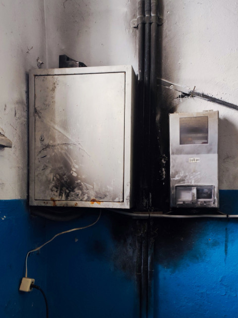 Электрощит и распределительный блок в подъезде