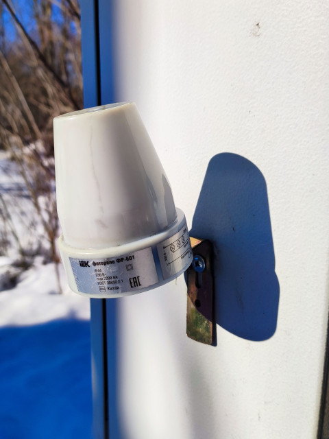 Наружное фотореле IEK FR-601 на стенке распределительного шкафа