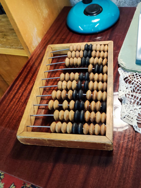 Советские счёты на столе экспозиции в зоне «Прошлое» выставки «Умные финансы»