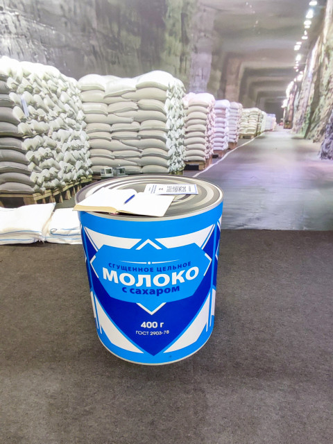 Увеличенная банка сгущённого молока в экспозиции Росрезерва на ВДНХ