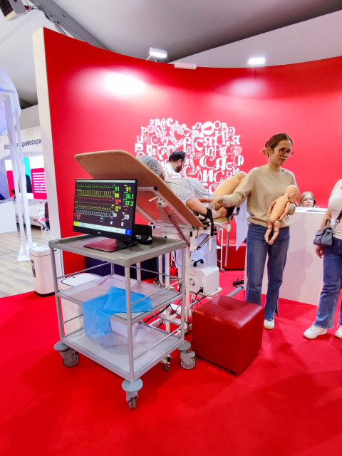 Тренировочный пост родовспоможения с манекенами и монитором