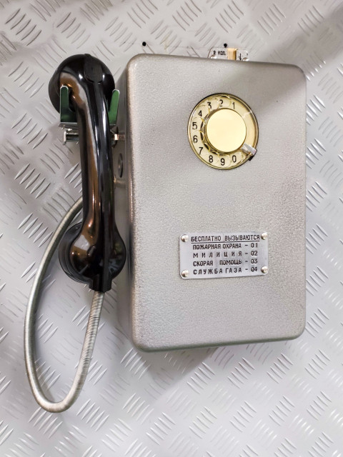 Советский настенный телефон-автомат с дисковым номеронабирателем