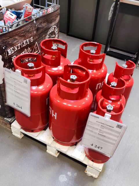 Газовые баллоны пропана на паллете в торговом зале