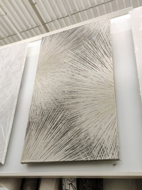 Образец обоев с рельефным узором в виде расходящихся линий