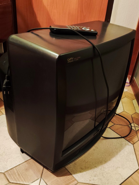 Старый кинескопный телевизор с пультом