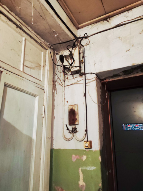 Открытая электропроводка и самодельные соединения в подъездном коридоре