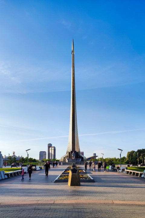 Центральный ракурс монумента «Покорителям космоса» на фоне городской застройки