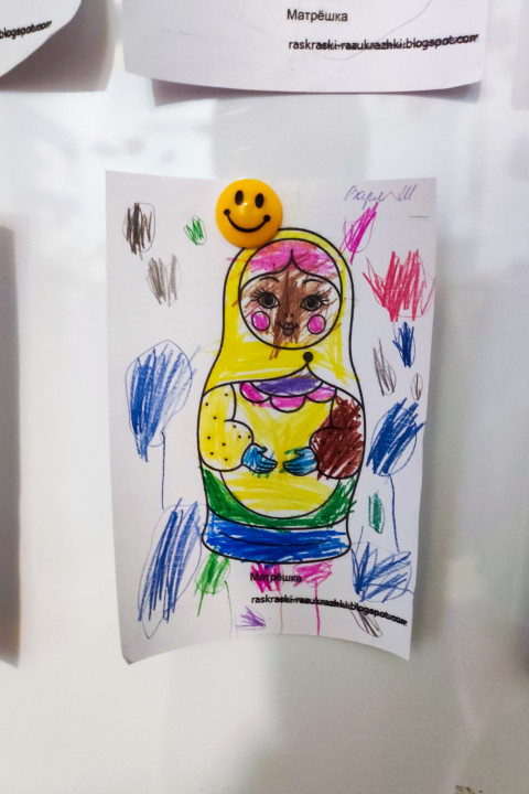 Раскрашенная детская матрёшка крупным планом