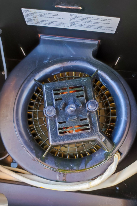 Вентилятор кухонной вытяжки с защитной решёткой и маркировкой