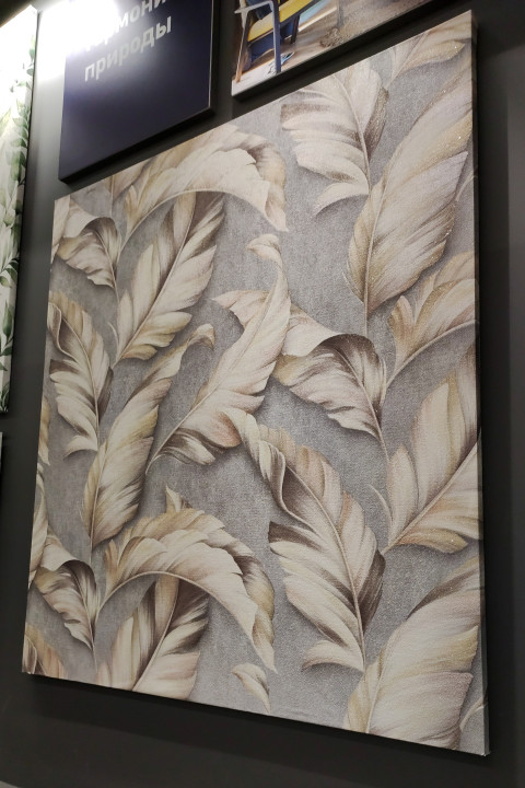 Обои с крупным рисунком бежевых листьев на сером фоне