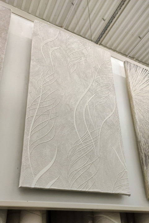 Светлые обои с рельефным растительным узором