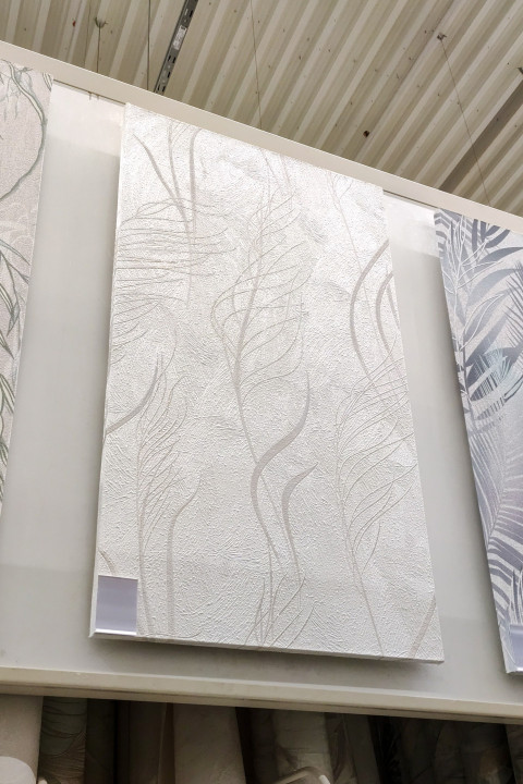 Образец настенных обоев с растительным узором бежевого цвета