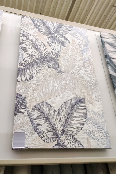 Обои с крупным растительным узором из листьев