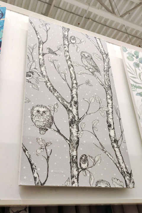 Серые обои с рисунком деревьев и сов