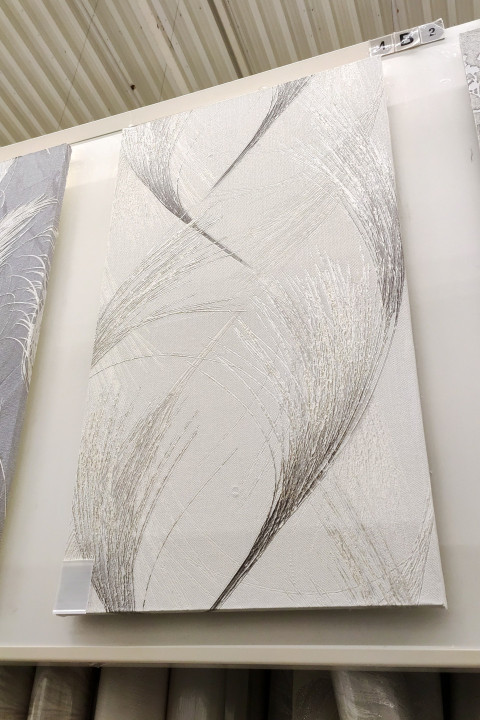 Светлые обои с волнообразным рельефным рисунком