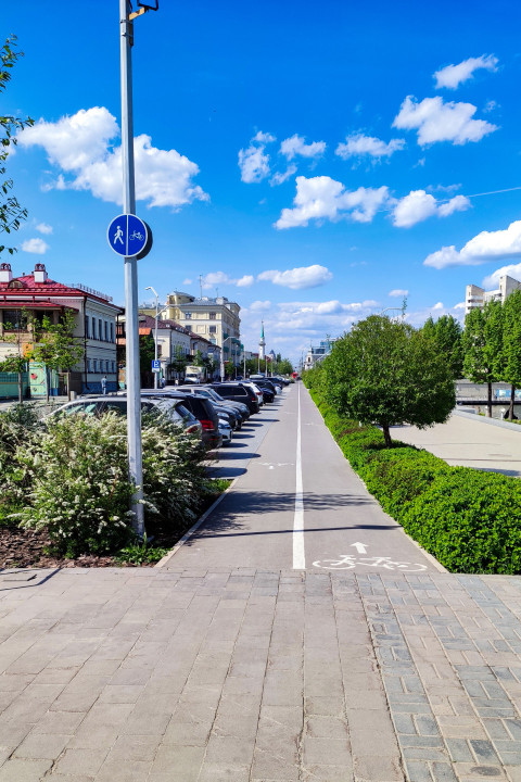 Велодорожка и парковка у набережной Нижнего Кабана в Казани