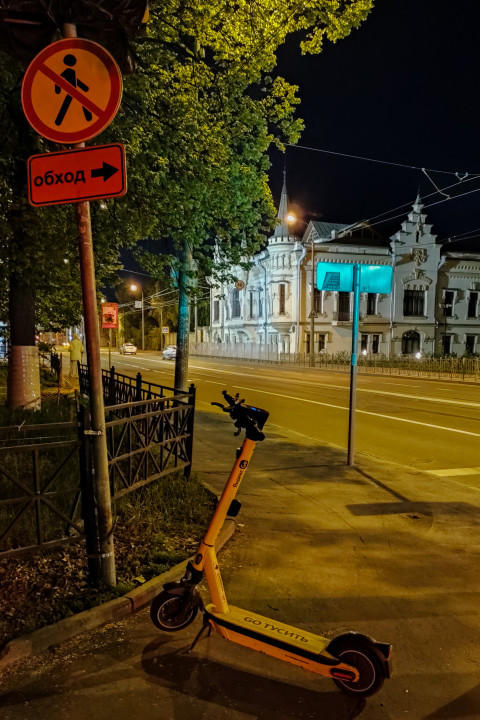 Электросамокат на улице Габдуллы Тукая ночью в Казани