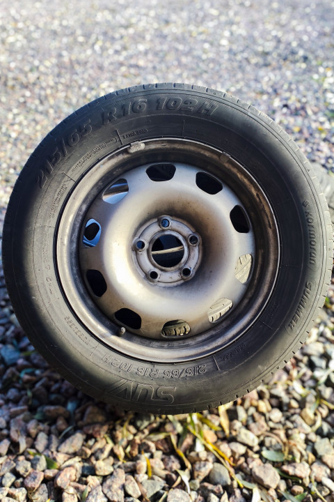 Колесо с металлическим диском и шиной крупным планом