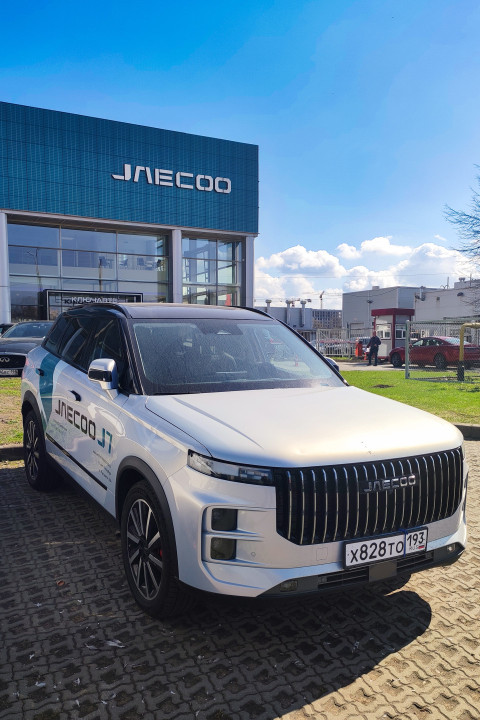Внедорожник Jaecoo J7 перед зданием автосалона Jaecoo
