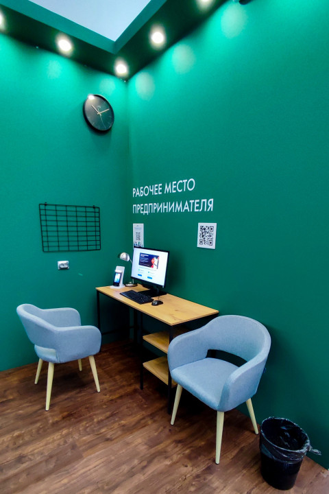 Интерьер зоны «Рабочее место предпринимателя» с компьютером и рабочей мебелью