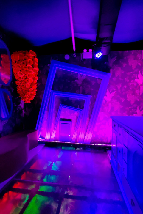 Перспективная инсталляция с рамами и световыми эффектами