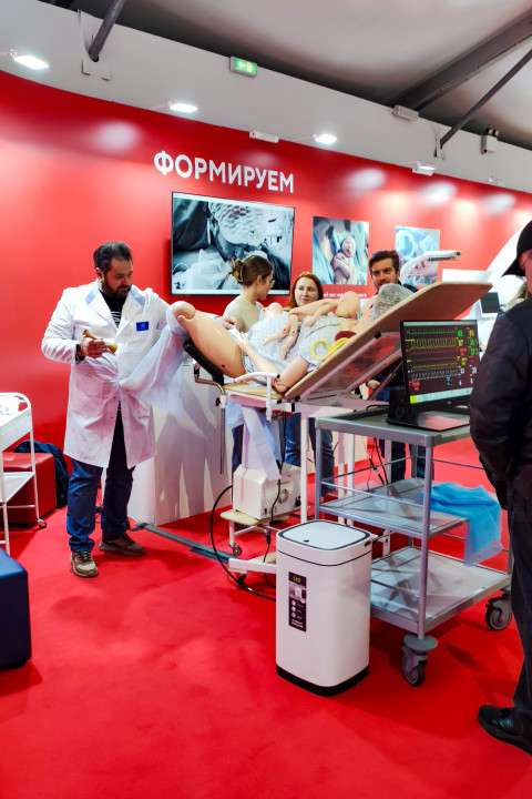 Демонстрация работы акушерского тренажёра на стенде Минздрава России