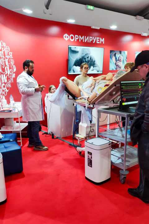 Мастер-класс по родовспоможению на медицинском тренажёре на выставке «Россия»