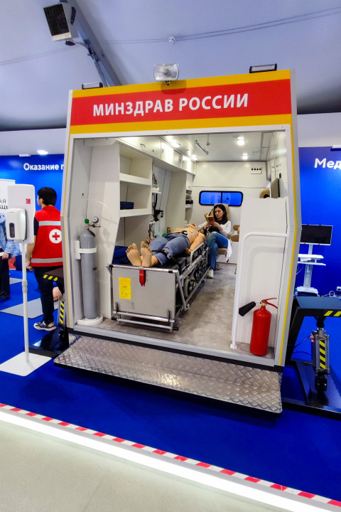 Демонстрационная зона с учебным модулем скорой помощи на выставке