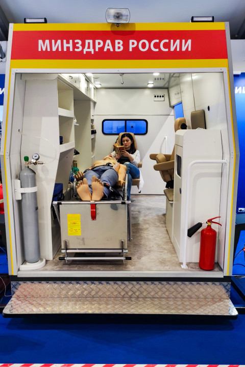 Внутреннее оснащение учебной модели машины скорой помощи