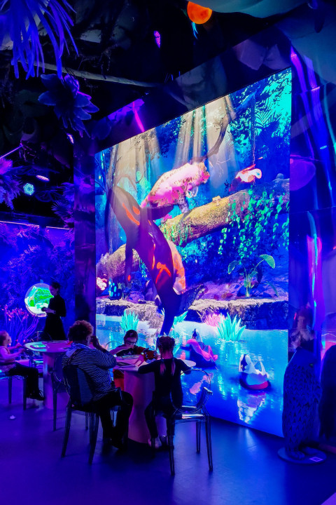 Детская творческая зона с большим LED-экраном на выставке