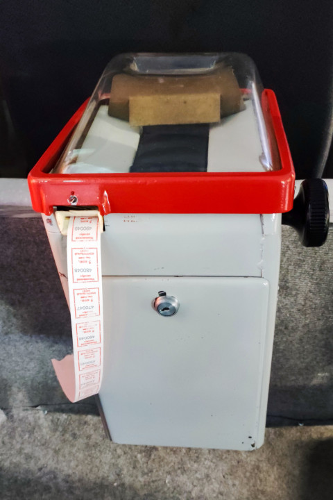 Советский валидатор билетов с лентой талонов в зале экспозиции