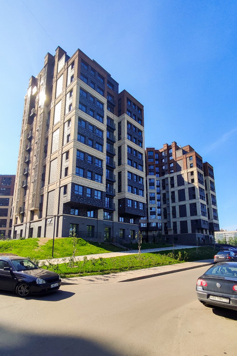 Жилые дома с парковкой и тротуаром в новом районе