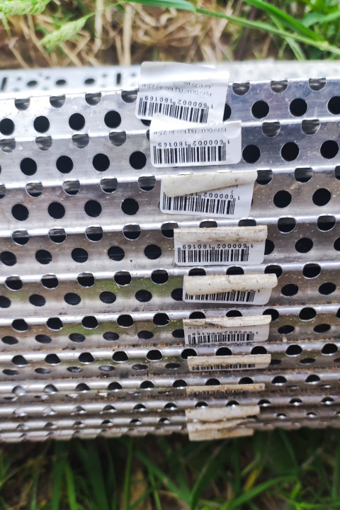 Перфорированные металлические листы с наклейками