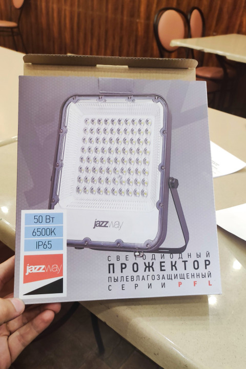 Светодиодный прожектор Jazzway в упаковке
