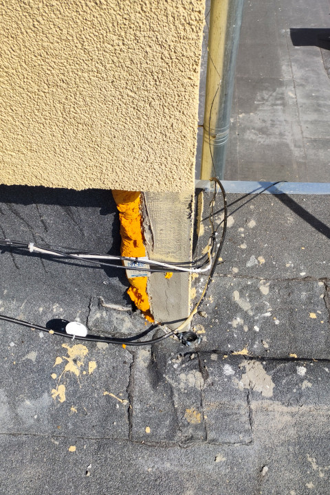 Кабельный ввод и водосточный узел у парапета плоской крыши