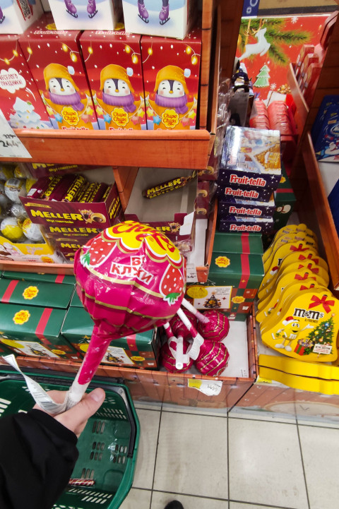 Chupa Chups MEGA клубника на фоне витрины с конфетами