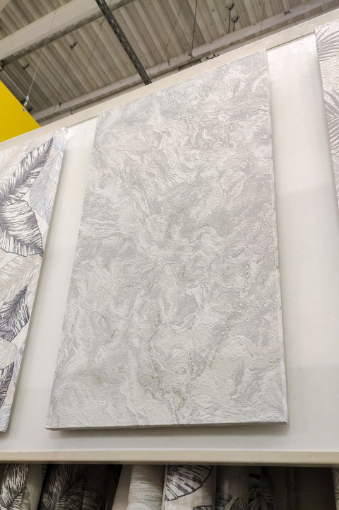 Светлые обои с мраморным рельефным узором