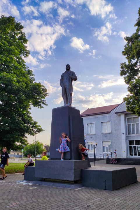 Памятник Ленину и дети у подножия постамента