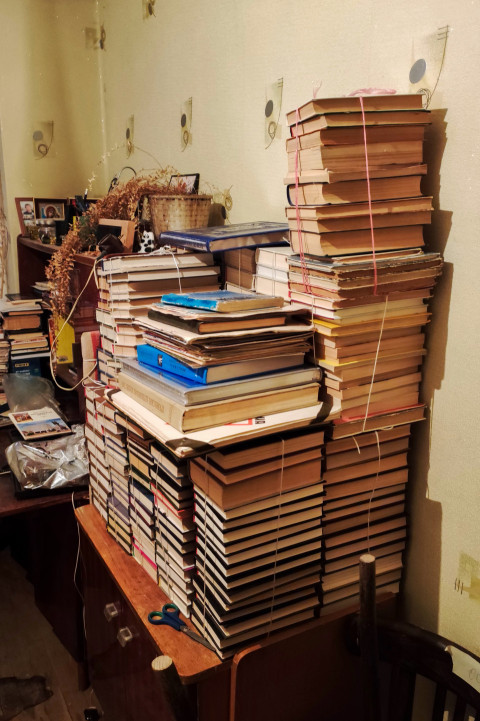Стопки старых книг, перевязанных верёвкой для хранения