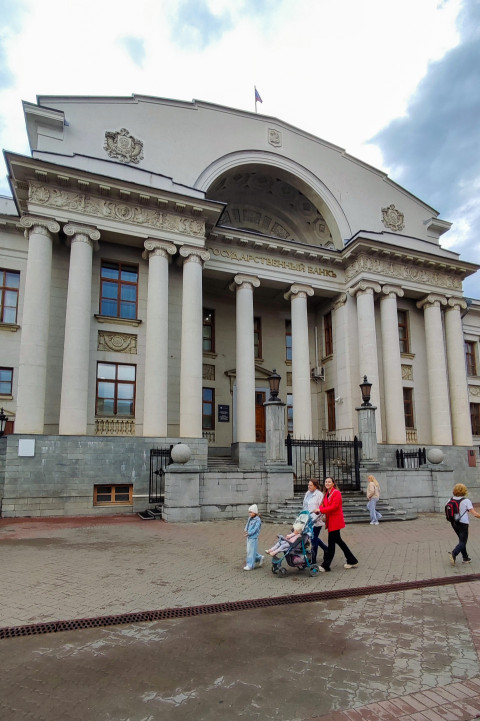 Здание Госбанка СССР в Казани с колоннами